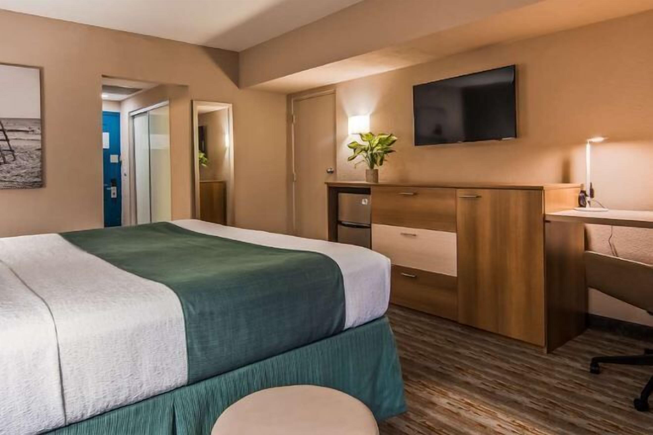 Premium bedding, pillowtop beds, desk, laptop workspace