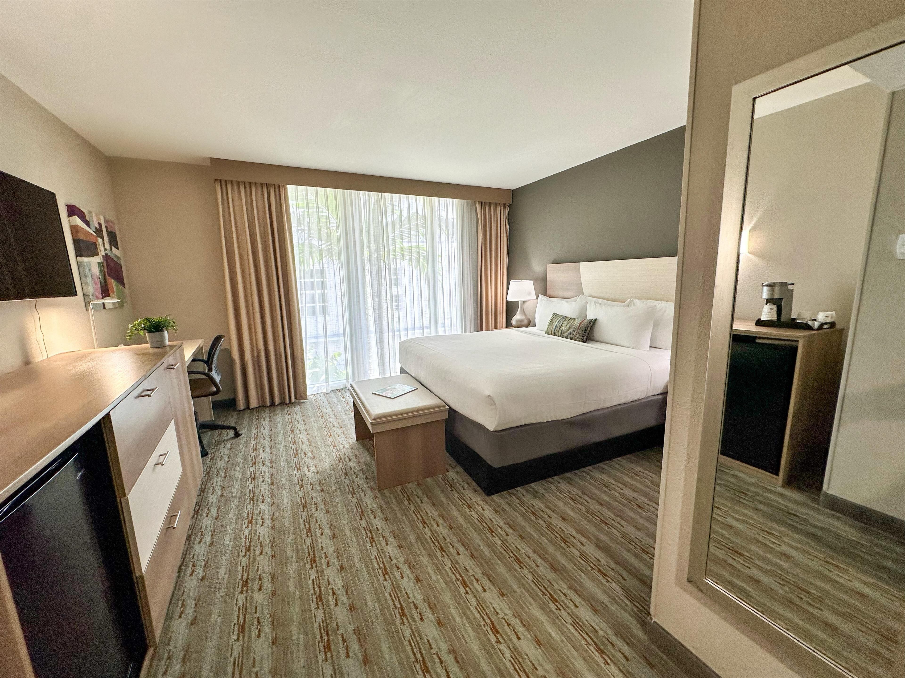 Executive Suite, 1 King Bed, Non Smoking, Refrigerator & Microwave | Premium bedding, pillowtop beds, desk, laptop workspace