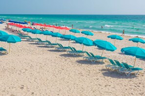 Plage, chaises longues, parasols, serviettes de plage