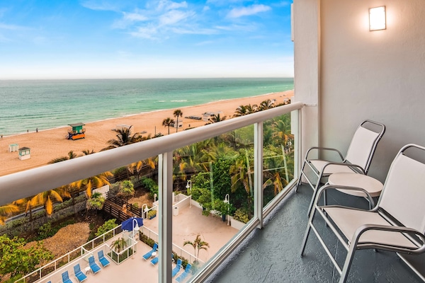 Standaard kamer, 1 kingsize bed, balkon, aan zee | Luxe beddengoed, pillowtop-bedden, een bureau, een laptopwerkplek