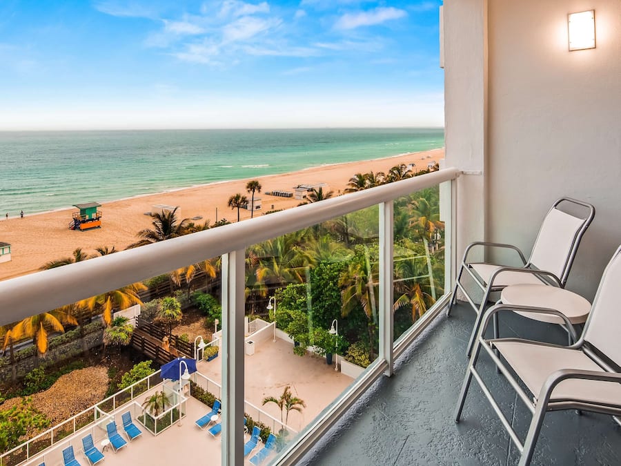 Standard Room, 1 King Bed, Balcony, Oceanfront | Premium bedding, pillowtop beds, desk, laptop workspace