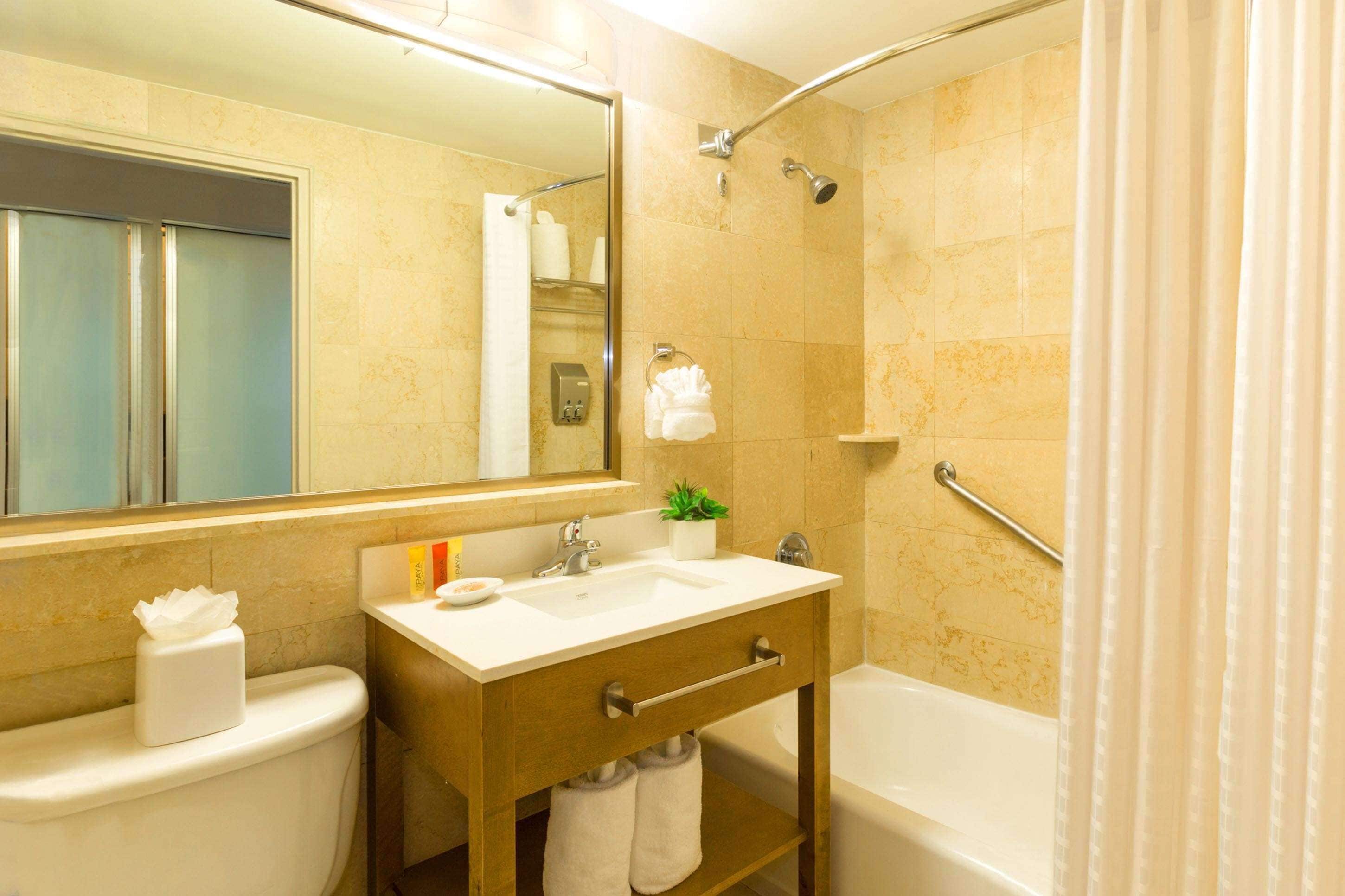 Un baño con inodoro, lavamanos y bañera.