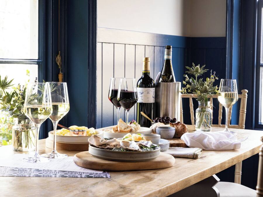 Serveert ontbijt, lunch, diner, tuinzicht