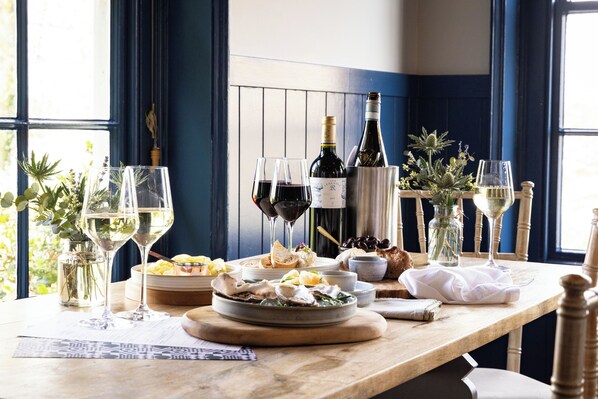 Breakfast, lunch, dinner served; garden views - Master Builders House Hotel (Brockenhurst)