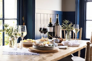 Se sirven desayunos, almuerzos y cenas; con vista al jardín