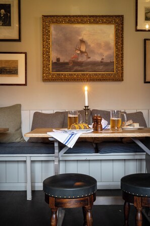 Breakfast, lunch, dinner served; garden views - Master Builders House Hotel (Brockenhurst)