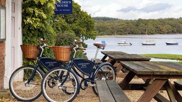 Una bicicleta con una cesta y un cartel que dice 'Master Builder's House', hotel, bar y restaurante.