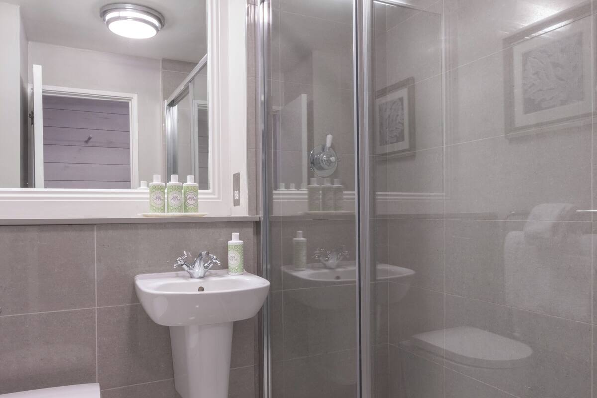 classic double room | bathroom | designer toiletries, hair dryer, towels