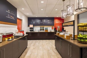 Café da manhã com buffet grátis todos os dias