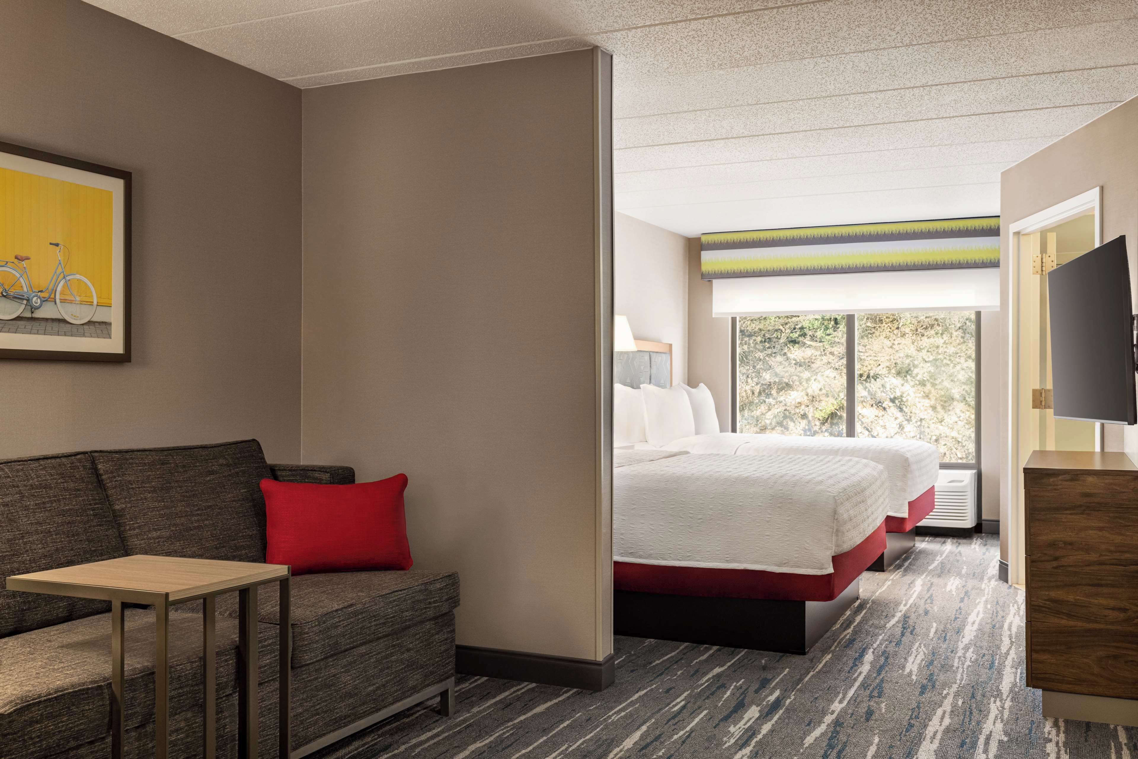 two queens other | living area | 32-inch lcd tv with satellite channels, tv