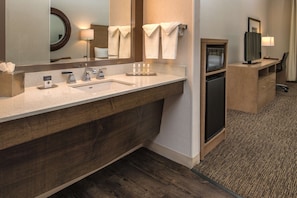 Combined shower/bathtub, free toiletries, hair dryer, towels