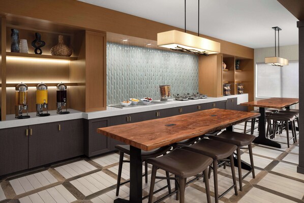 Desayuno buffet diario (USD 15.00 por persona)