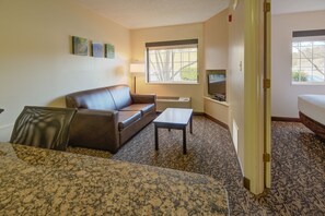 Suite Standard, 1 grand lit et 1 canapé-lit | Bureau, espace de travail pour ordinateur portable, rideaux occultants