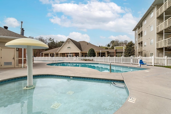Una piscina cubierta, una piscina al aire libre de temporada, sombrillas