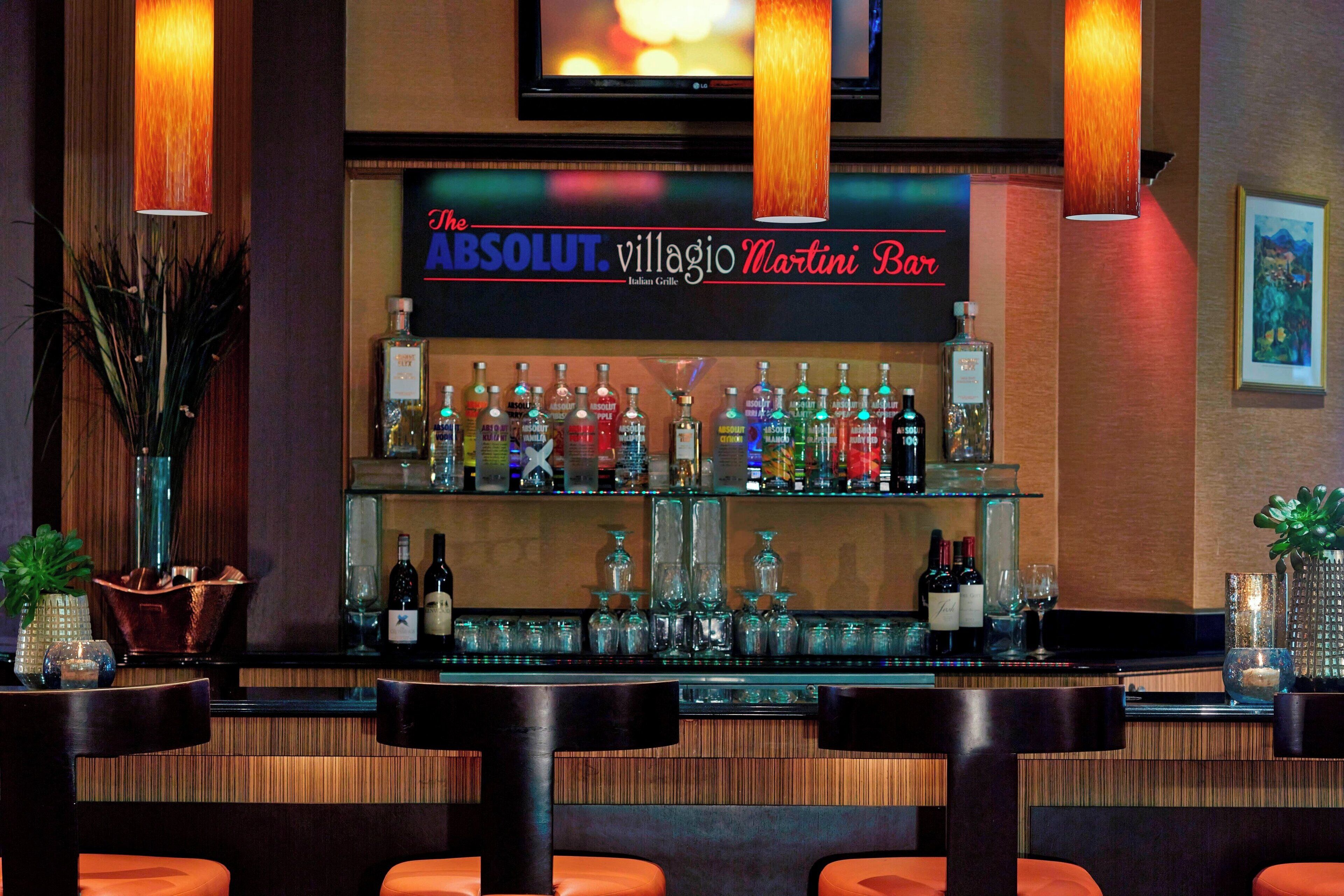 Un espace bar agrémenté d’une enseigne indiquant : « The ABSOLUT. villagio Martini Bar ».