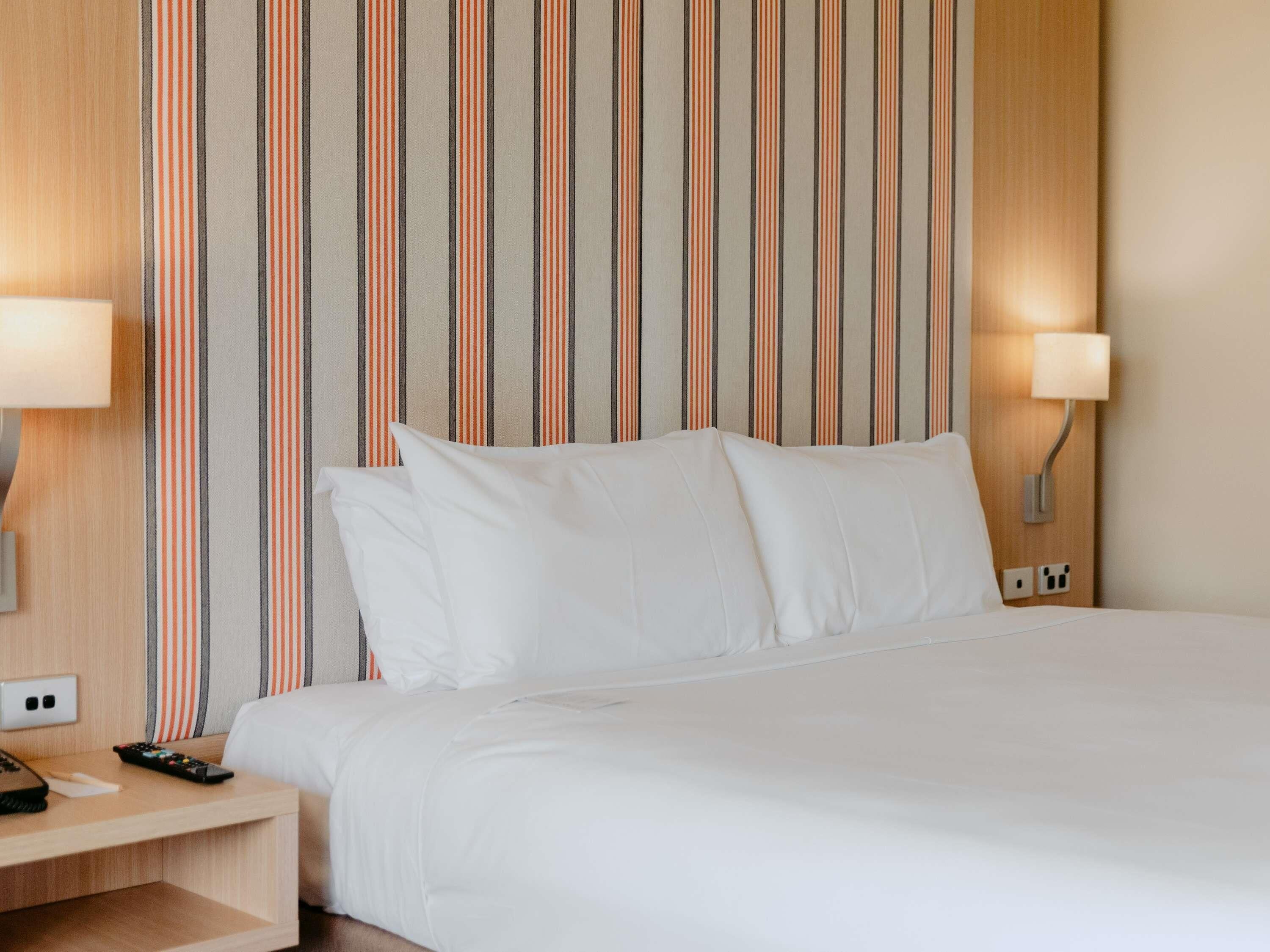 Brankas, meja kerja, kedap suara, dan setrika/meja setrika