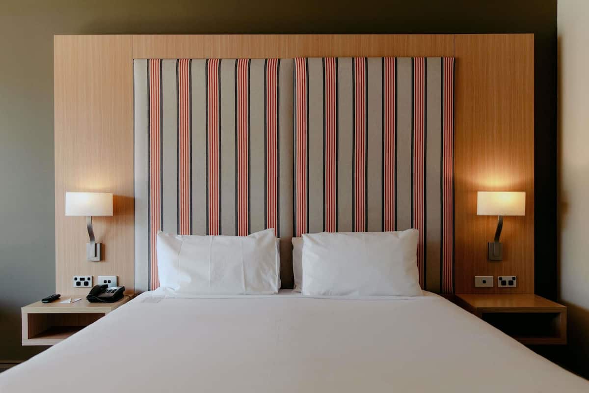 Safe på rommet, skrivebord, lydisolert og strykejern/-brett