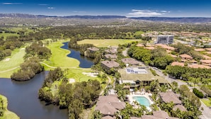 Un quartier résidentiel doté d’un terrain de golf, d’une rivière et d’une piscine.