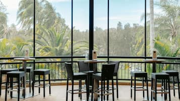 vue sur le golf, sert le déjeuner et le brunch