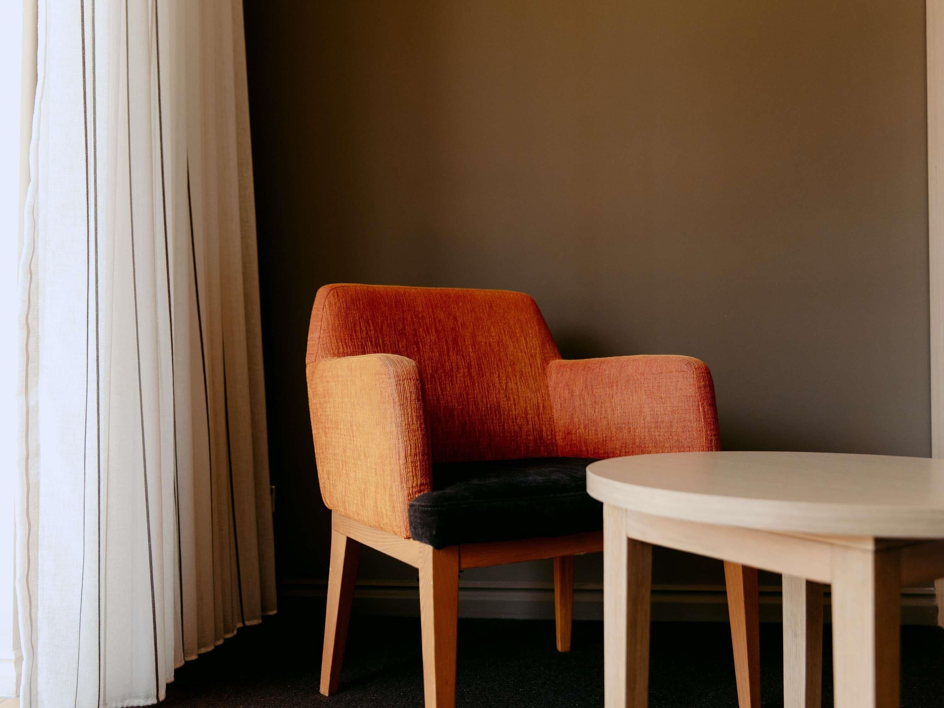 Brankas, meja kerja, kedap suara, dan setrika/meja setrika