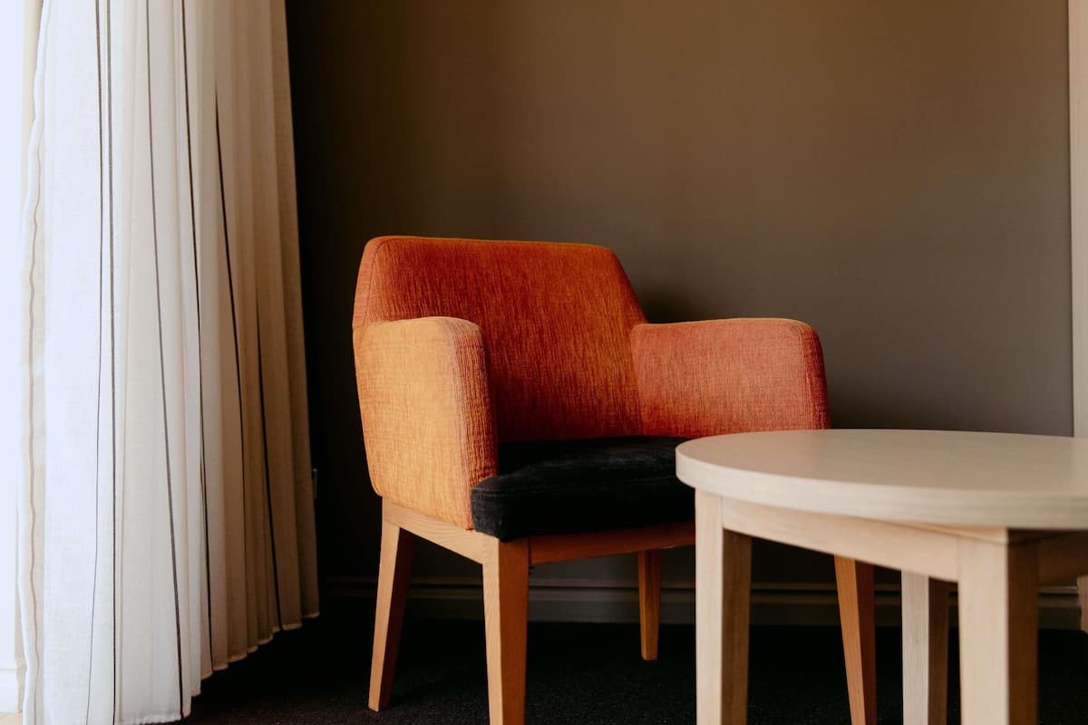 Caixa forta a l'habitació, escriptori i habitacions insonoritzades