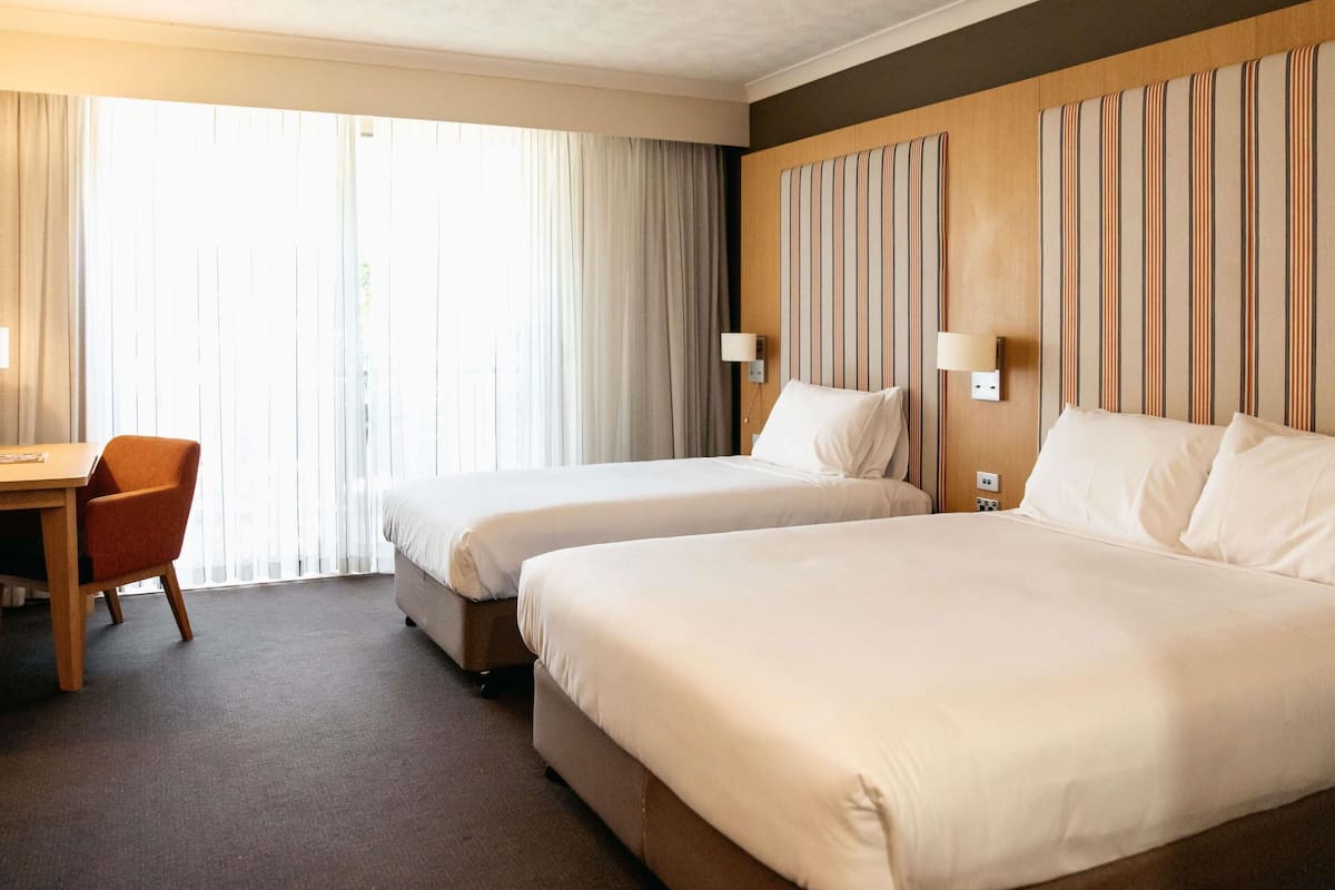 Huone, esteetön | Tallelokero huoneessa, työpöytä, äänieristys, silitysrauta/-lauta