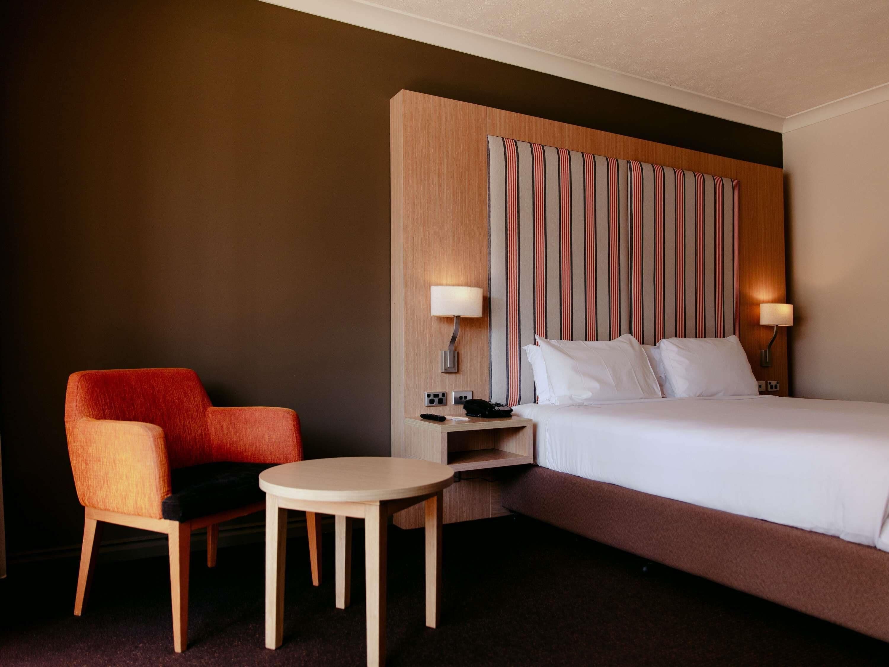 客房内保险箱、办公桌、隔音、熨斗/熨衣板