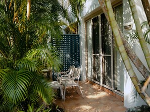 房內夾萬、書桌、隔音、熨斗/熨衫板