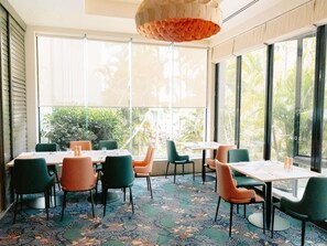 Petit déjeuner, déjeuner et dîner servis sur place, vue sur la piscine