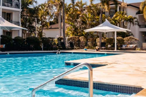 2 outdoor pools, pool loungers