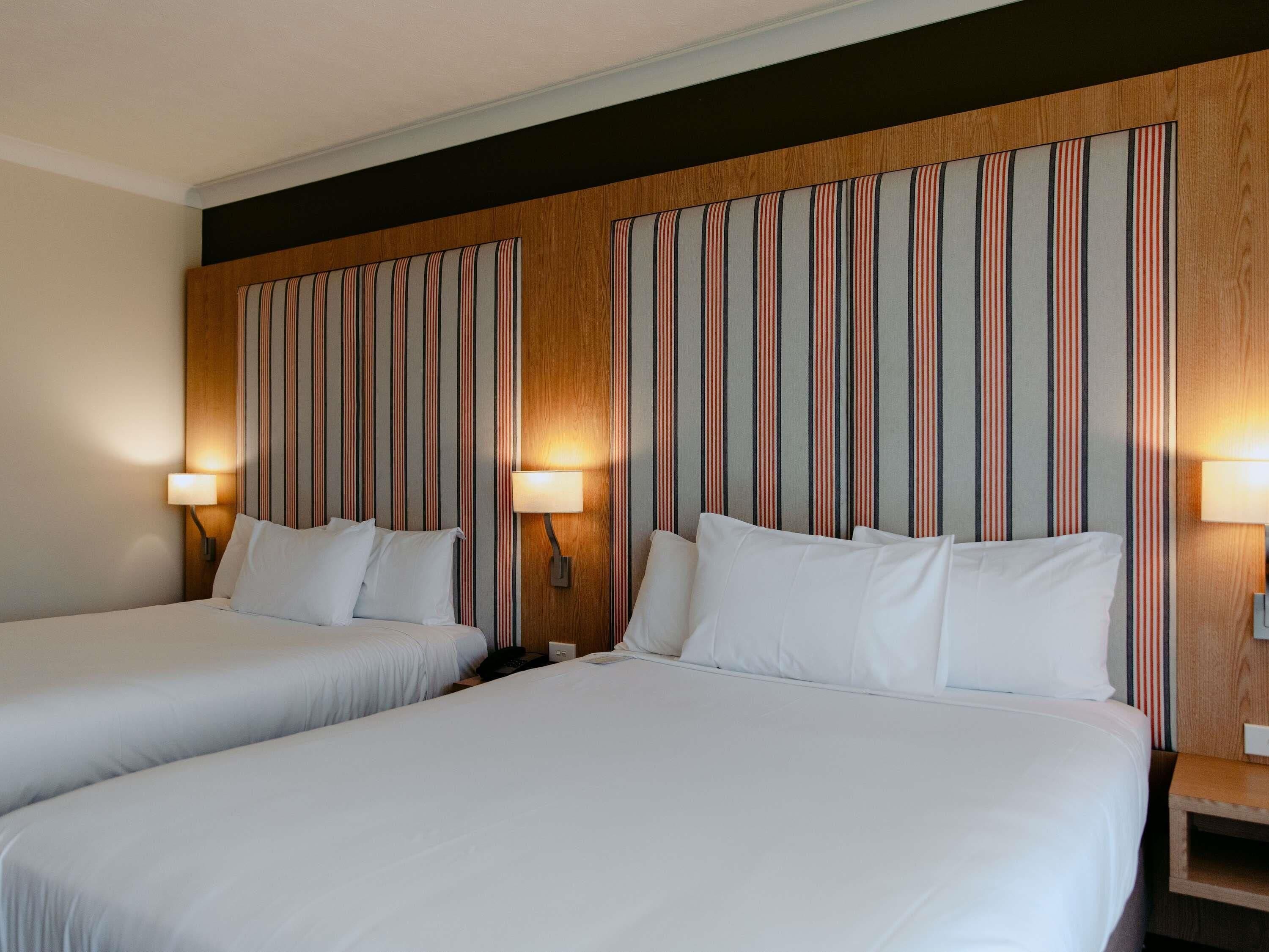 Cofres nos quartos, escrivaninha, quartos à prova de som