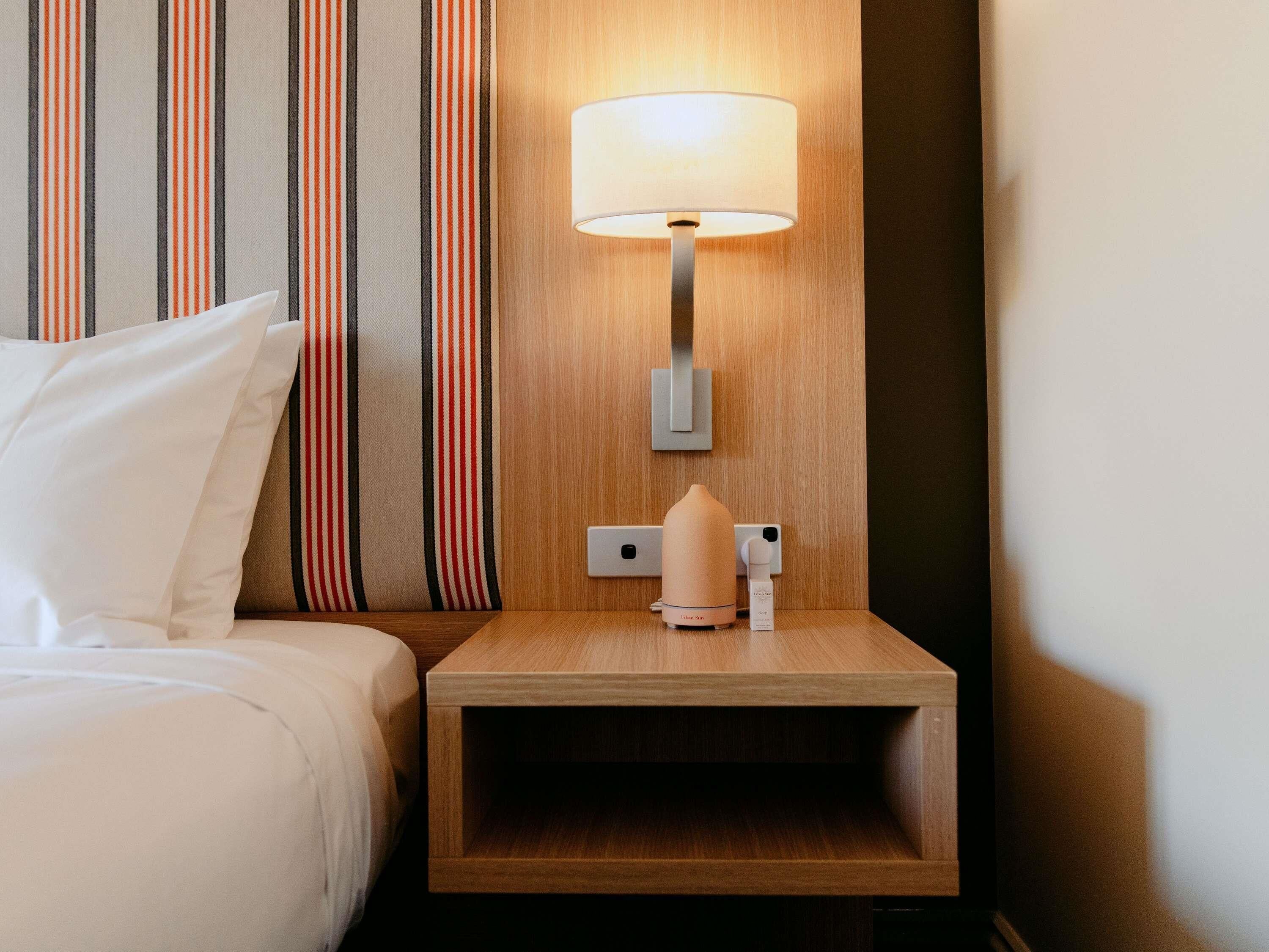 Brankas, meja kerja, kedap suara, dan setrika/meja setrika