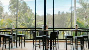 Con vista al campo de golf, se sirven almuerzos y brunch