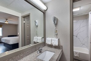 Combined shower/bathtub, towels