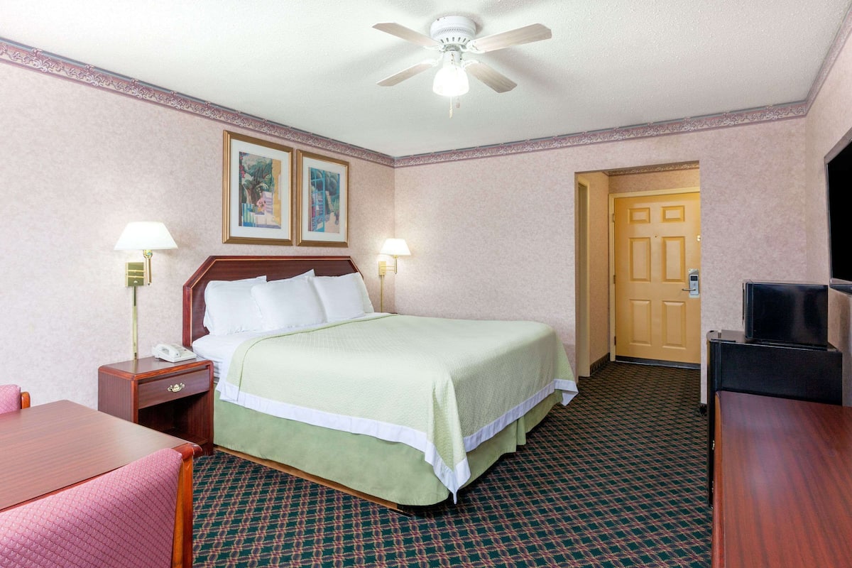 Desk, free WiFi, bed sheets