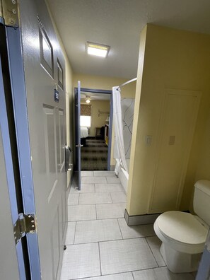 Room, 1 Queen Bed, Non Smoking | Bathroom