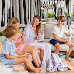 Una piscina al aire libre, camas de piscina con cargo, sombrillas