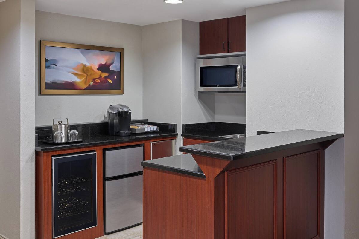 Phòng Suite, 1 phòng ngủ (View) | Bộ đồ giường cao cấp, nệm có lớp đệm bông, két bảo mật tại phòng 