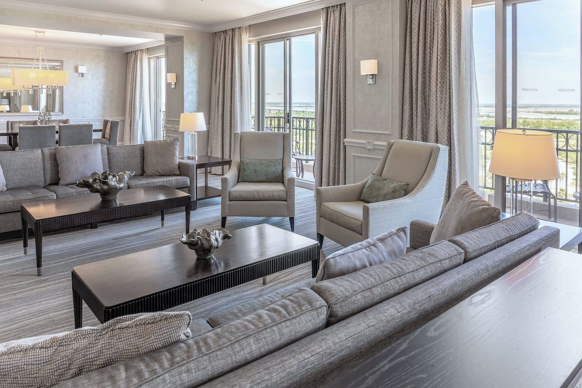 Suite, 1 chambre, balcon, vue golf | Coin séjour