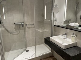 Ducha, artículos de tocador gratuitos, secador de pelo, toallas