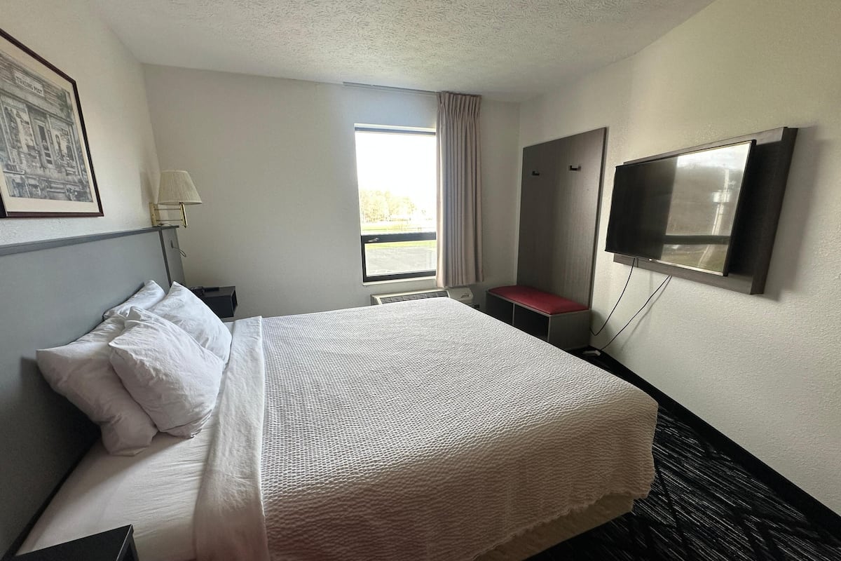 Suite, 1 King Bed | Desk, iron/ironing board, free cribs/infant beds, rollaway beds