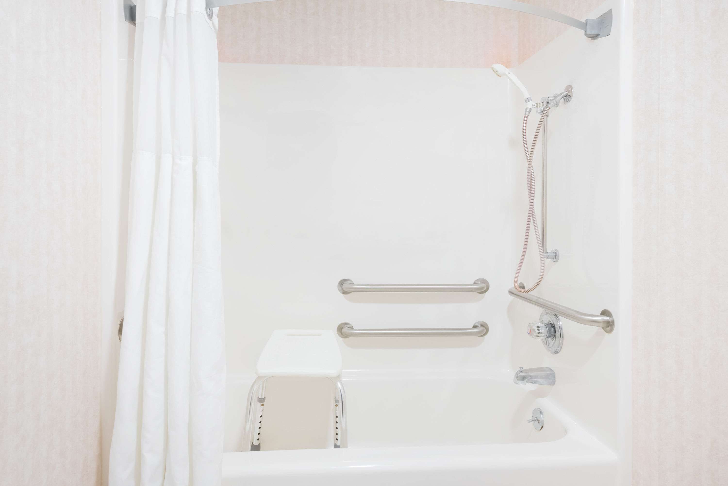 combined shower/bathtub, towels