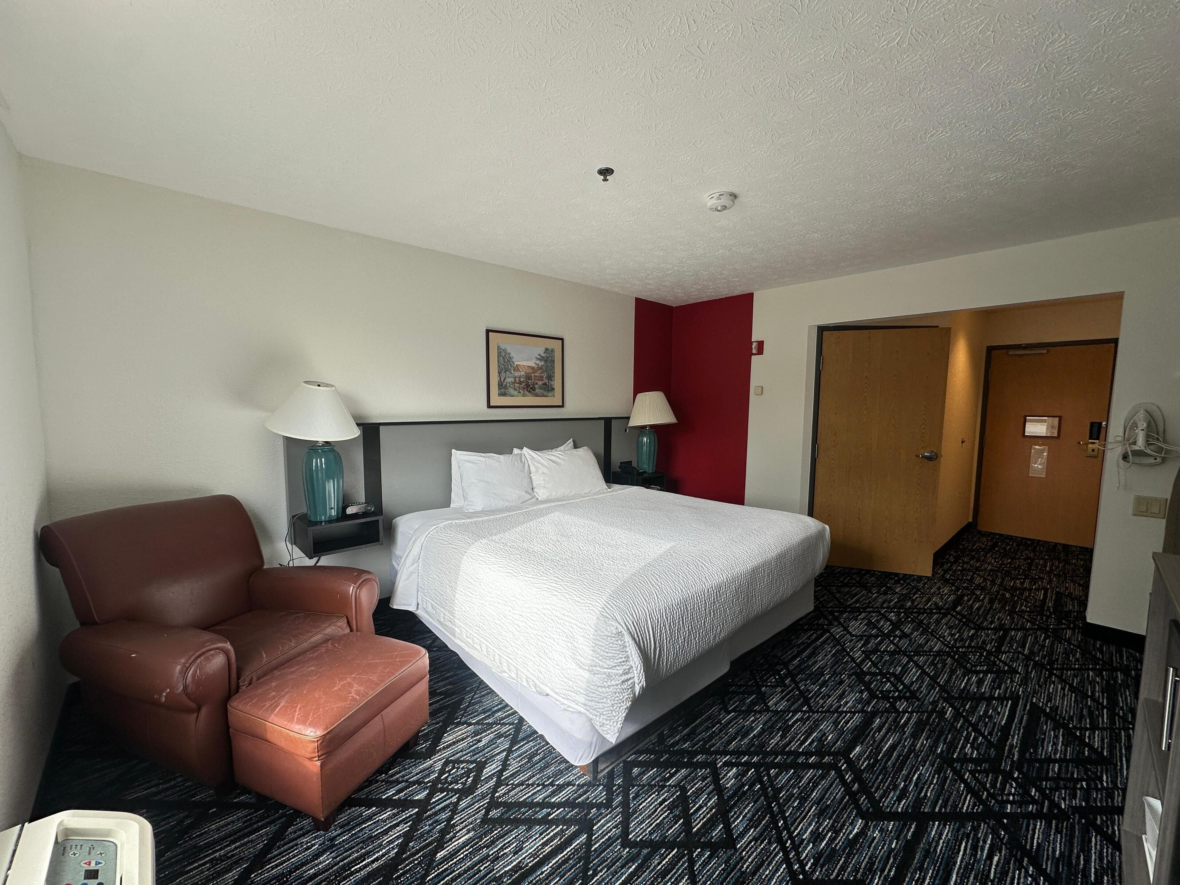 Habitación, 1 cama de matrimonio grande, accesible para personas con discapacidad, no fumadores | Escritorio, tabla de planchar con plancha, cunas gratuitas