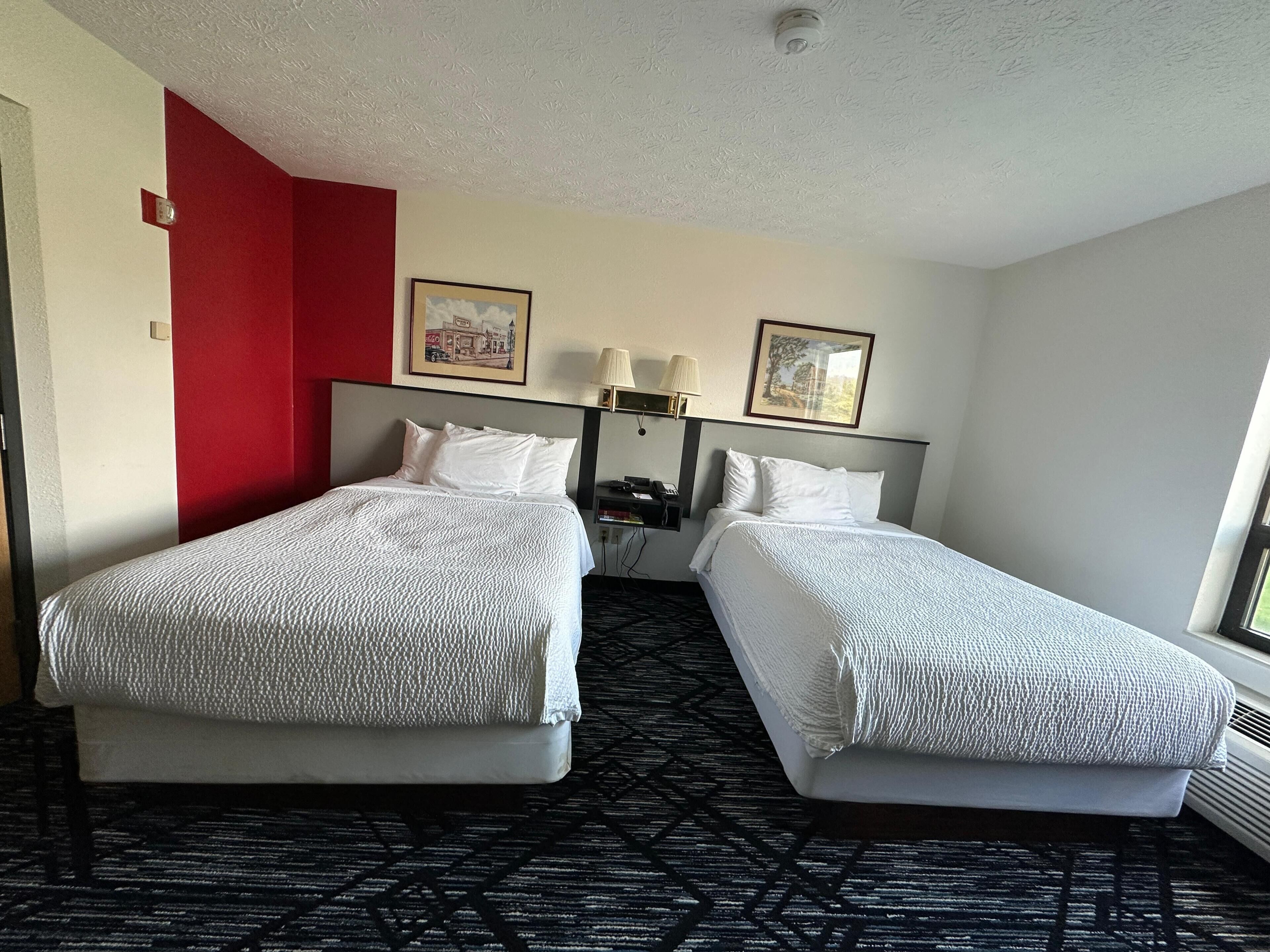 Habitación doble, 2 camas dobles | Escritorio, tabla de planchar con plancha, cunas gratuitas