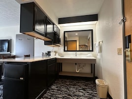 Suíte, 1 cama King | Banheiro | Chuveiro/banheira combinados, toalhas de banho