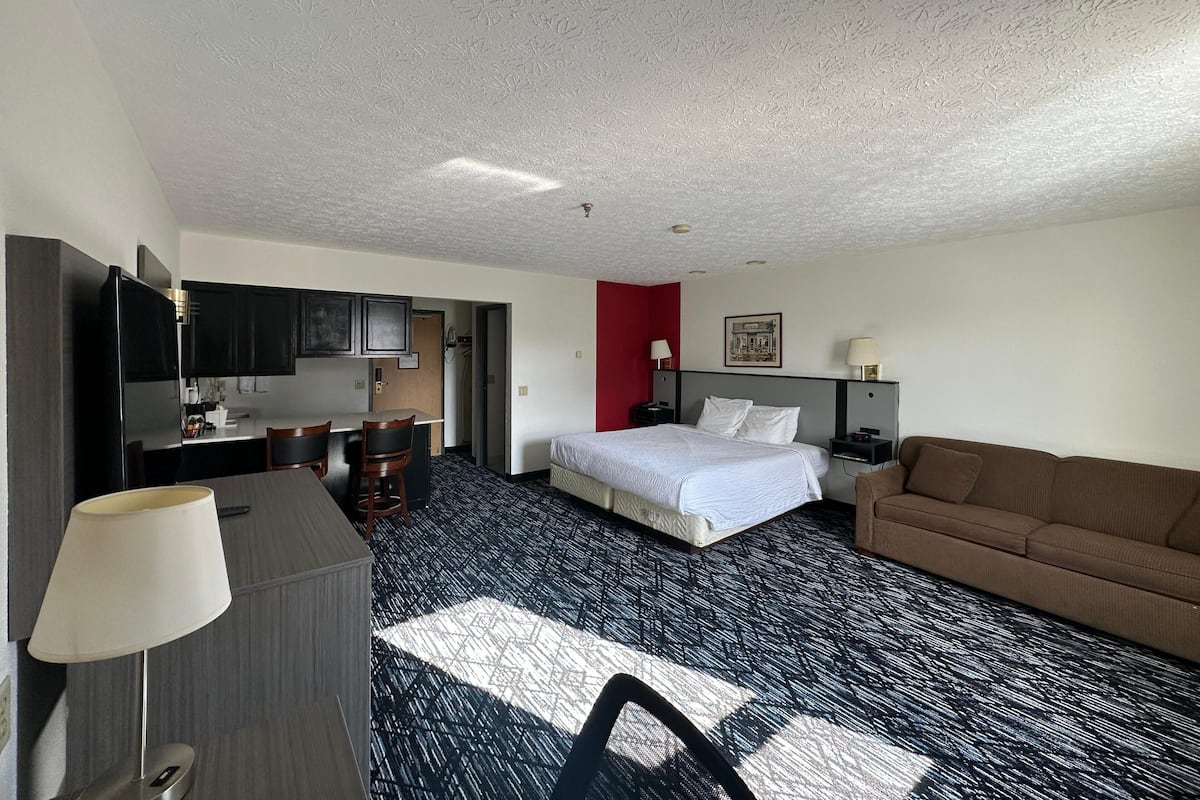 Suite, 1 King Bed | Desk, iron/ironing board, free cribs/infant beds, rollaway beds