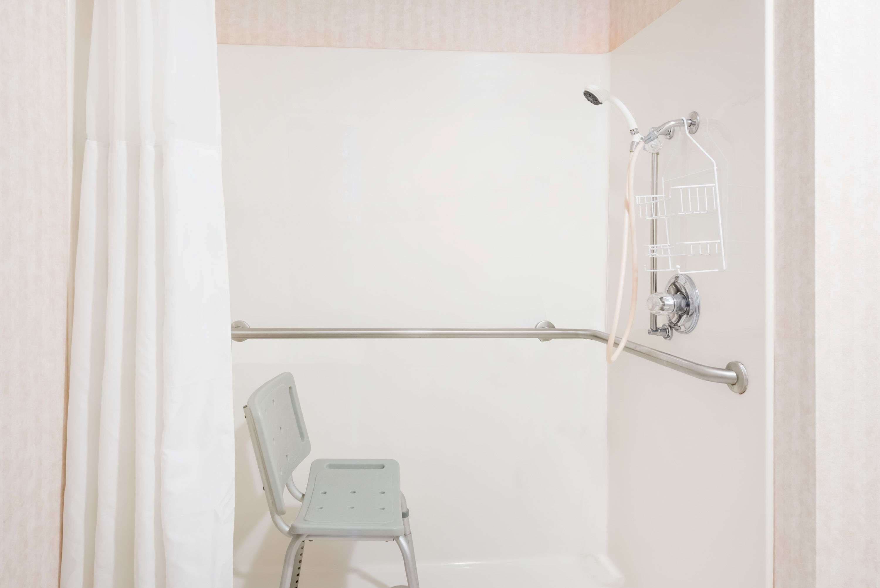 combined shower/bathtub, towels