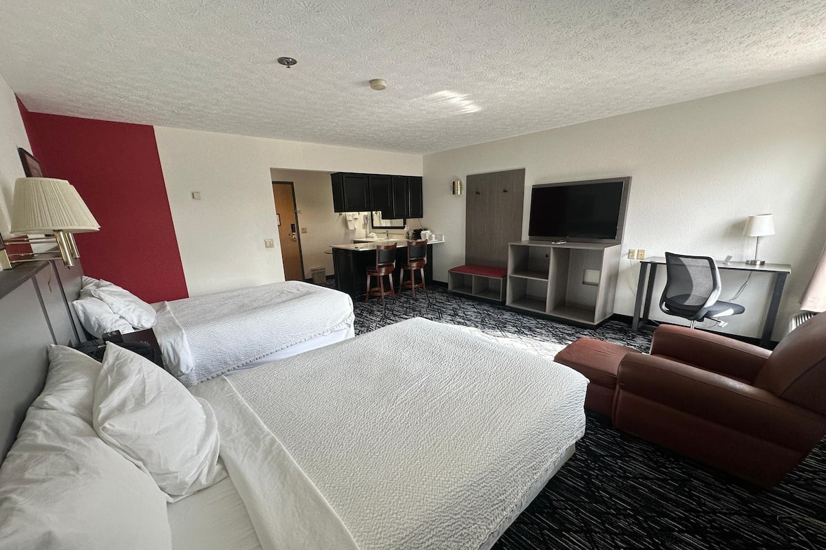 Suite, 2 Double Beds | Desk, iron/ironing board, free cribs/infant beds, rollaway beds