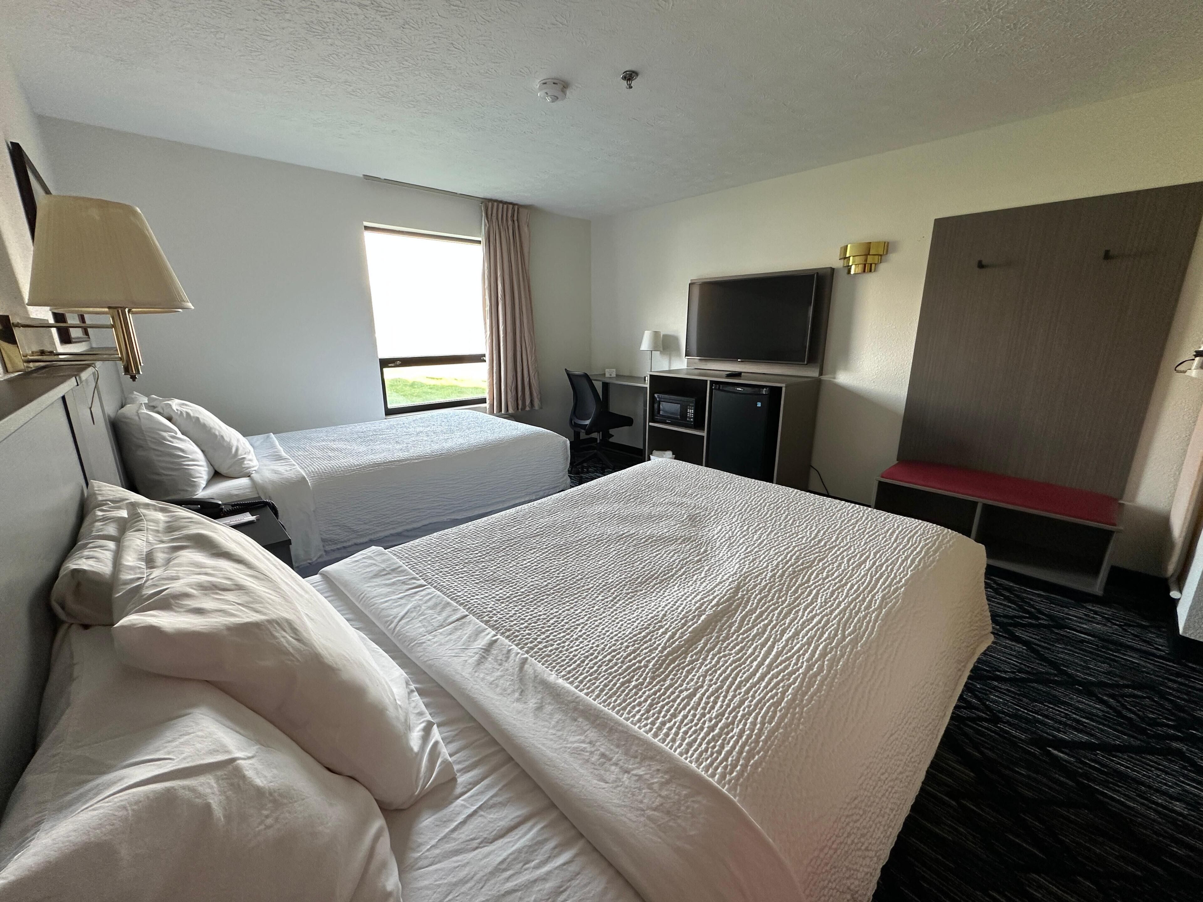 Escritorio, tabla de planchar con plancha, cunas gratuitas