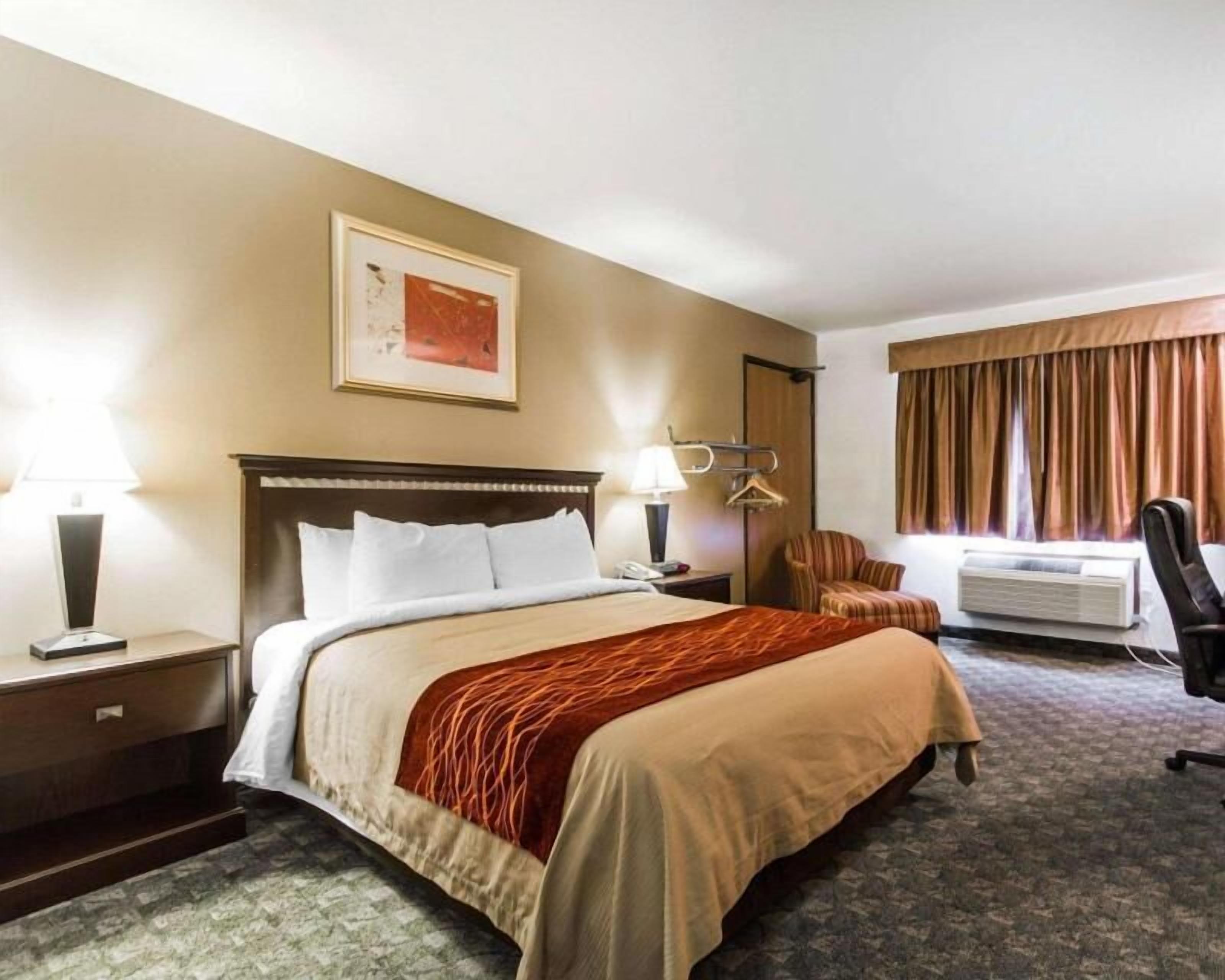 Premium bedding, in-room safe, desk, blackout drapes